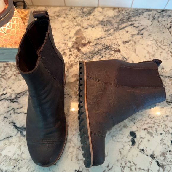 Women’s Ugg wedge shoes black size 6 lovely - Picture 2 of 15